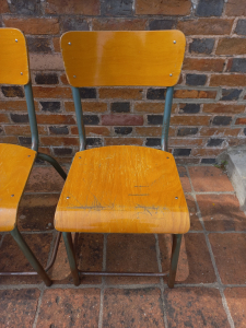 Chaises d'école vintage