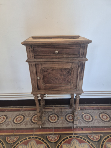 Ancienne table de nuit à rénover 