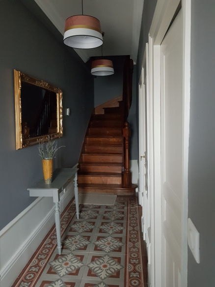Conseil entrée maison 1930
Rénovation console l'Intérieur
Miroir et luminaires fournis par l'Intérieur
Peinture Farrow & Ball